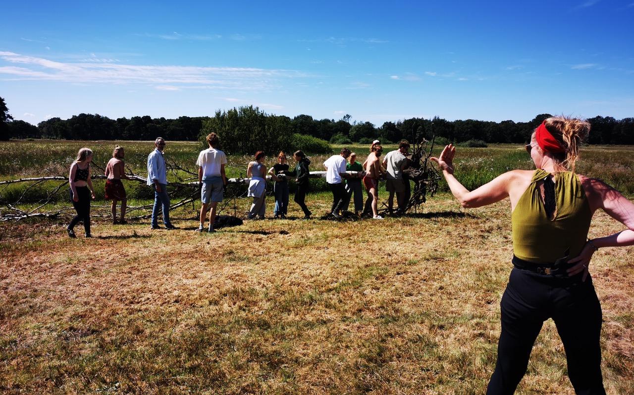 De Noorderlingen, met op de voorgrond regisseur Lotte Lohrengel, keihard aan de slag om de nieuwe locatie speelwaardig te maken. De Noorderlingen, met op de voorgrond regisseur Lotte Lohrengel, keihard aan de slag om de nieuwe locatie speelwaardig te maken.