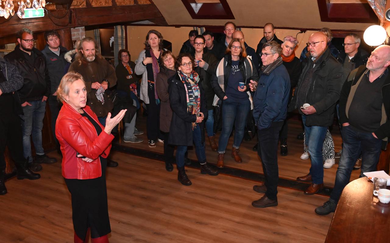 Burgemeester Inge Nieuwenhuizen gaf dinsdagavond tekst en uitleg aan de bewoners van Linde en wijde omgeving. Burgemeester Inge Nieuwenhuizen gaf dinsdagavond tekst en uitleg aan de bewoners van Linde en wijde omgeving.