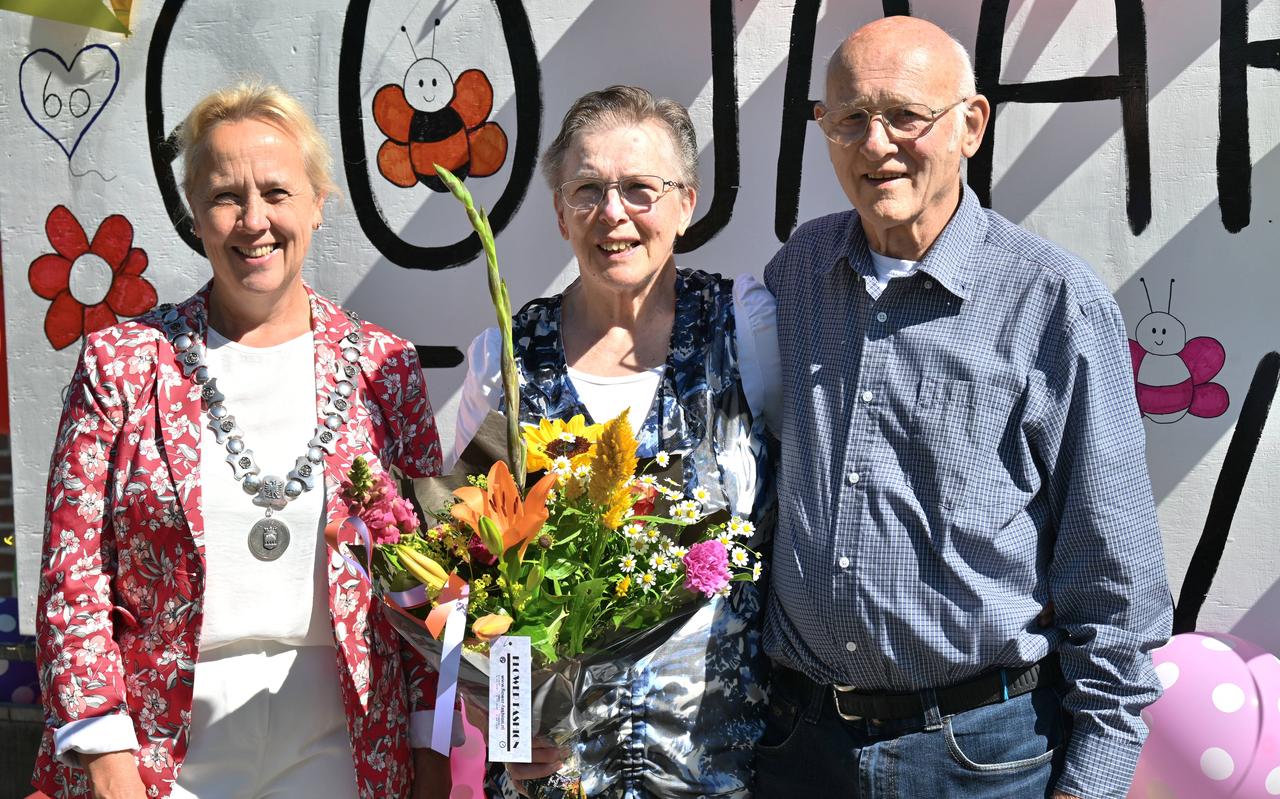 Burgemeester Inge Nieuwenhuizen bracht woensdagmorgen bloemen aan Harm en Aaltje Bakker. Burgemeester Inge Nieuwenhuizen bracht woensdagmorgen bloemen aan Harm en Aaltje Bakker.