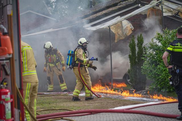 LIVE | Schoorsteenbrand in woonboerderij in Midwolde, motorrijder raakt ernstig gewond bij Broekhuiz