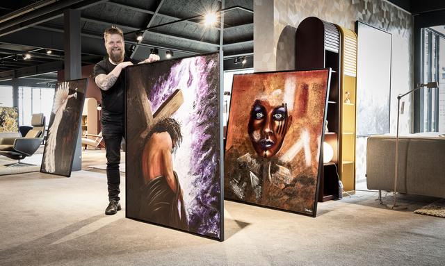 Kleurenblinde kunstenaar Willem (53) uit Dieverbrug brengt The Passion naar het doek