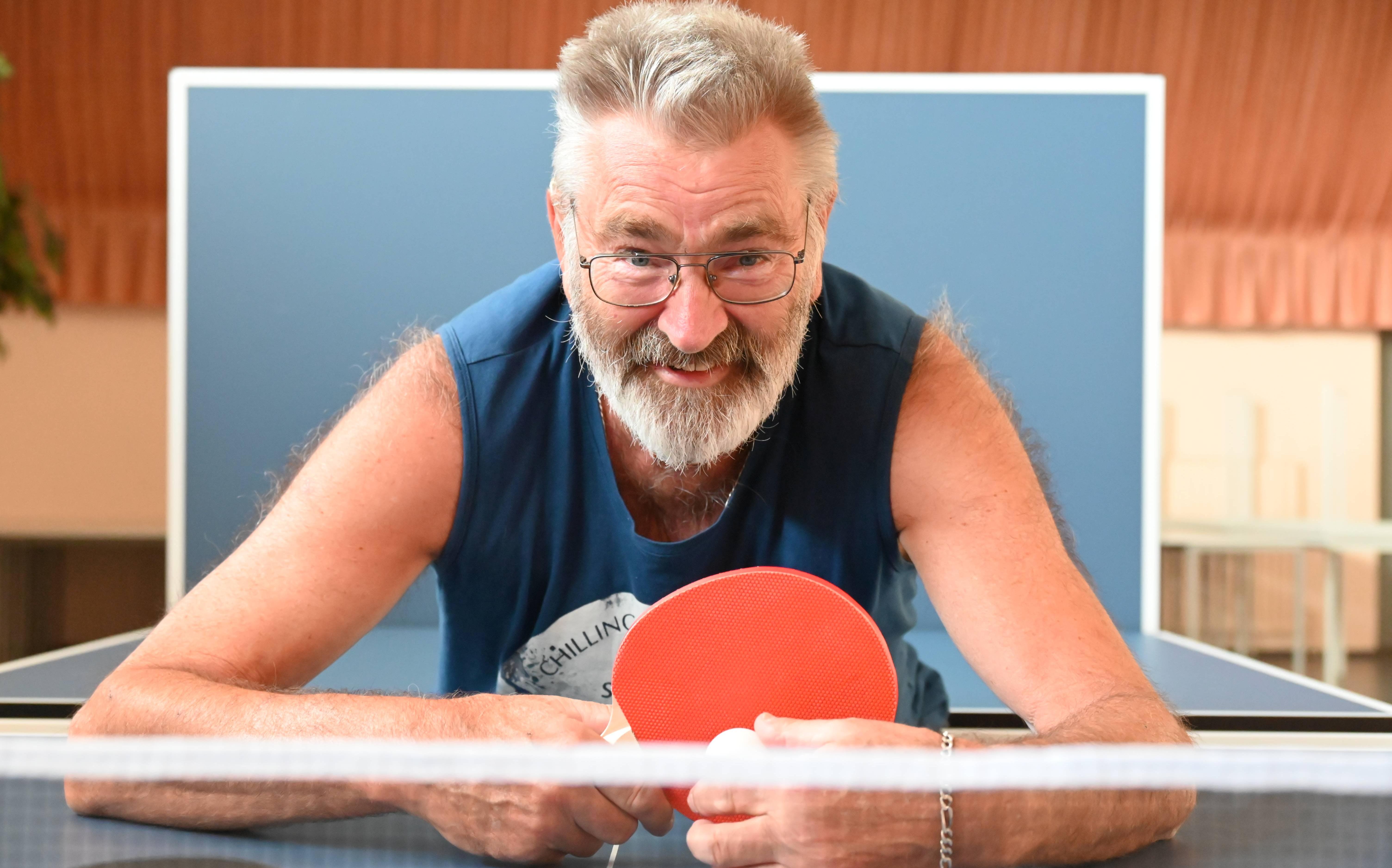 Lex Kruger heeft al zestien liefhebbers weten te interesseren voor het recreatieve tafeltennis in Ruinerwold. Lex Kruger heeft al zestien liefhebbers weten te interesseren voor het recreatieve tafeltennis in Ruinerwold.