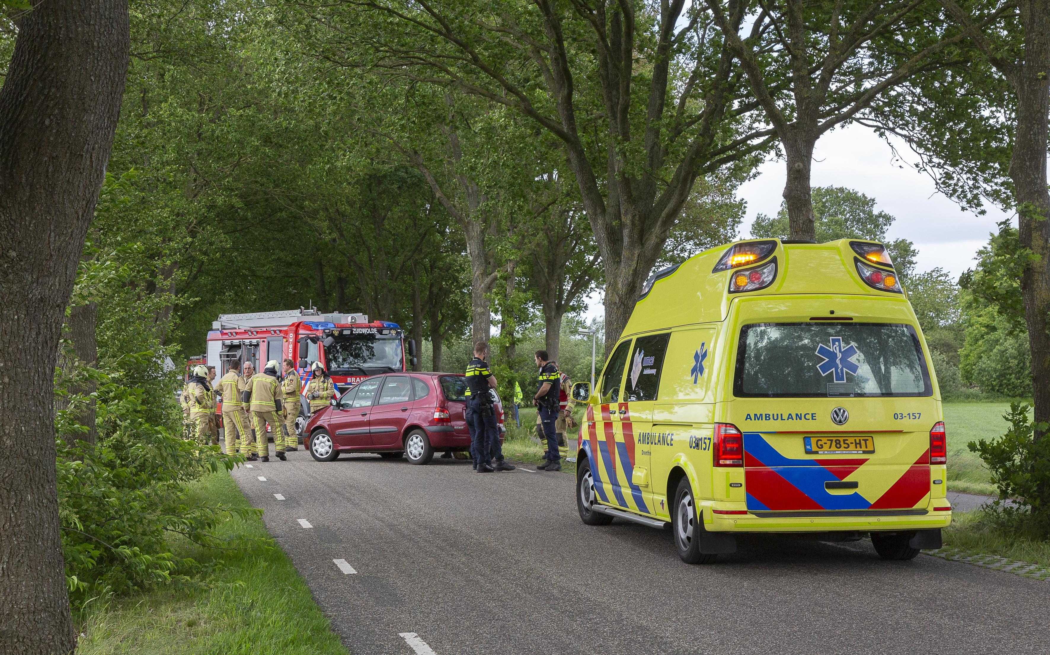 Automobilist knalt tegen boom in Kerkenveld. Een persoon raakt gewond