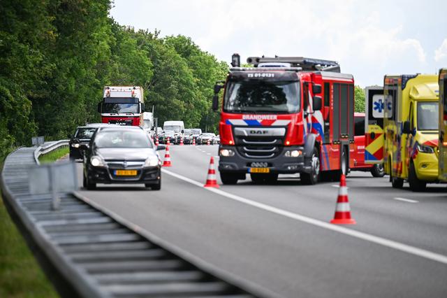 LIVE | Brandweerman gereanimeerd na woningbrand in Loppersum en traumahelikopter landt op A7