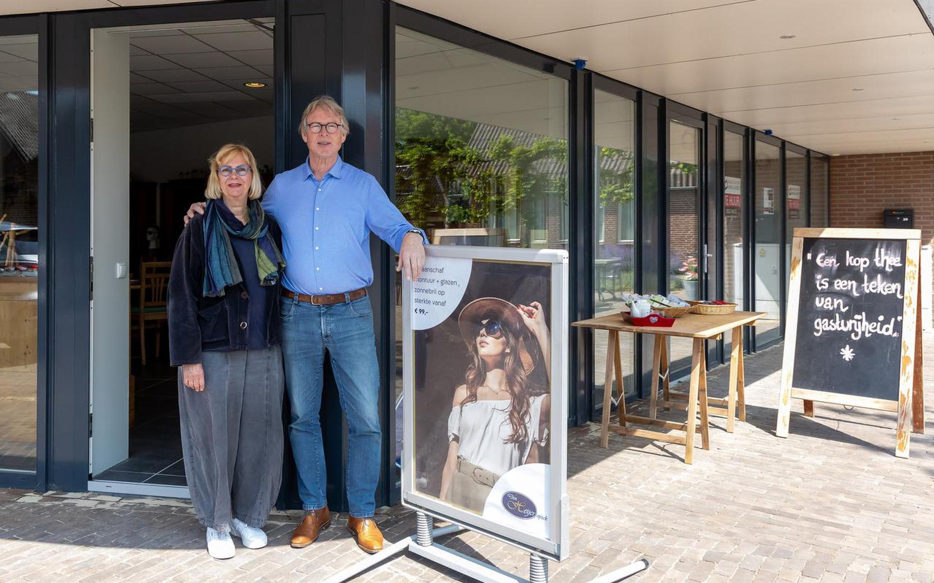 Adri den Heijer en Anna Kapper voor hun nieuwe winkelpand in Diever.