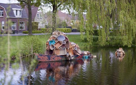 Het kunstwerk 'Wassend tij' van Karin van der Molen bestaat uit allerlei manden als verwijzing naar de overvloed aan productie van vlechtwerk wereldwijd.
