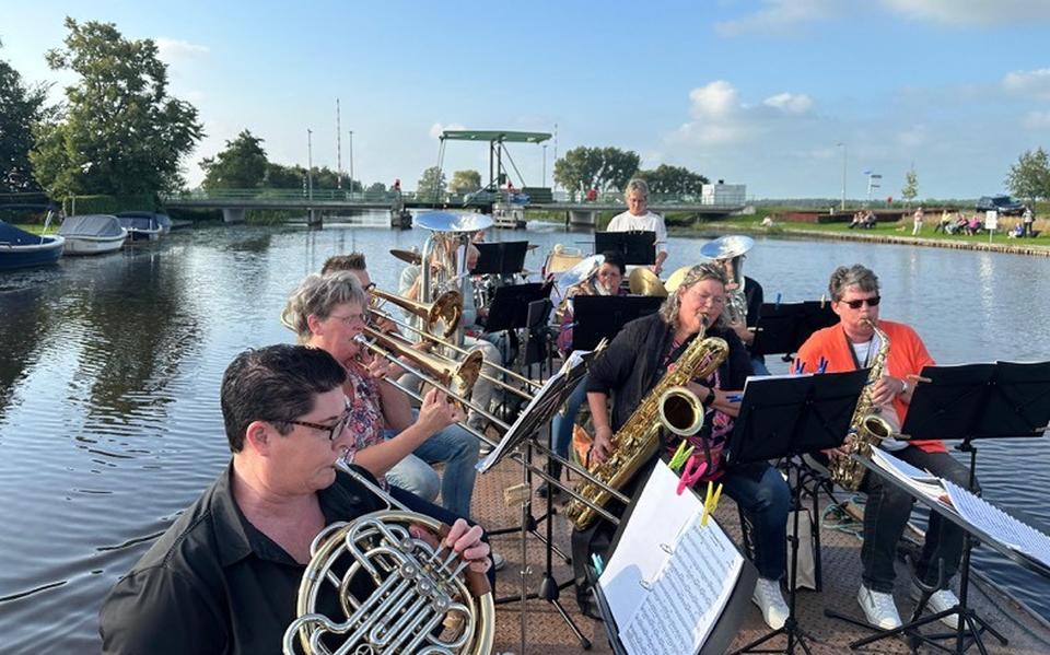 Muziekvereniging De Bazuin geeft een varend concert op 18 juni. 