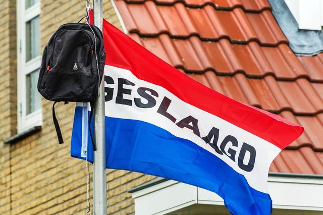 Hoera, zij zijn geslaagd! Mag de vlag bij jou ook uit? Deel jouw foto met ons!