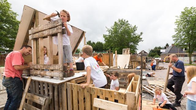 Oldemarkt bouwt een Huttendorp als creatief zomerfeest voor kinderen