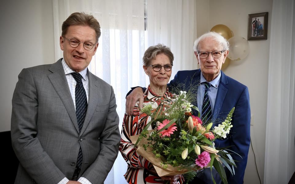 Burgemeester Rob Bats feliciteerde het echtpaar van Dalsem-Remmelts met hun 65-jarige huwelijk.