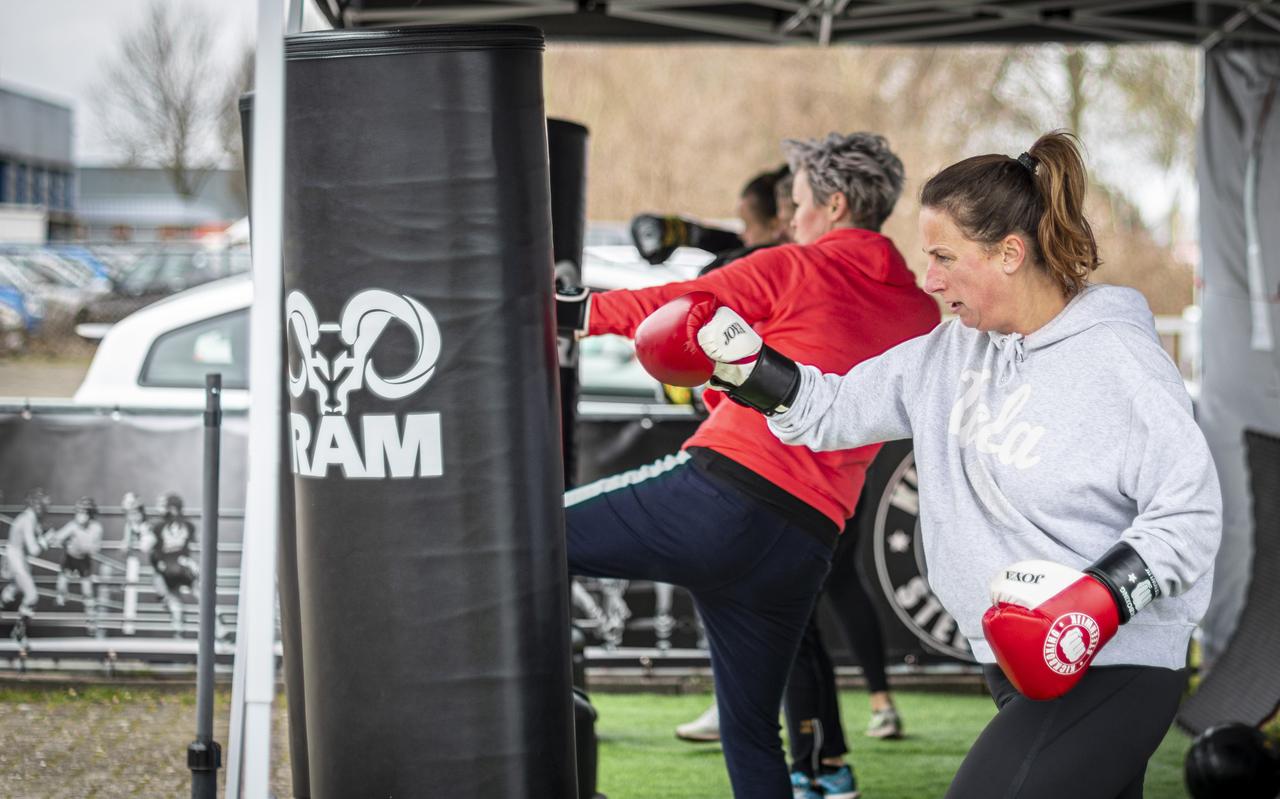 Buiten in groepjes sporten bij Kickboxing in Steenwijk. Buiten in groepjes sporten bij Kickboxing in Steenwijk.