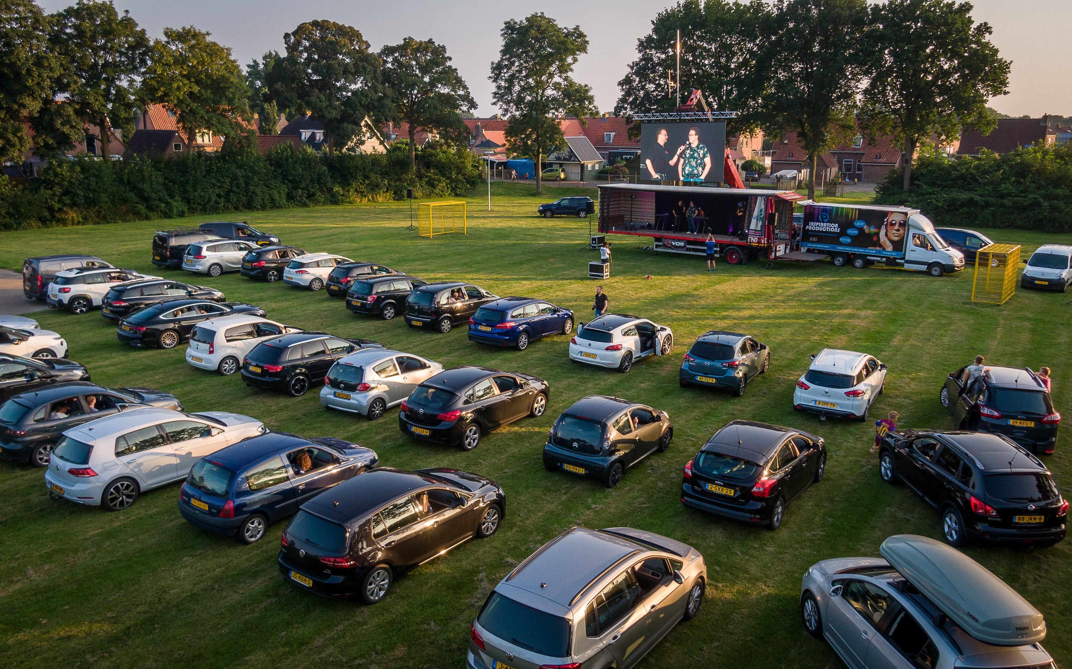 Corso-liefhebbers die benieuwd zijn wat er 20 en 21 augustus te bewonderen valt in Sint Jansklooster, kwamen vrijdagavond naar de drive-in van de C.O.V. Op het evenemententerrein lieten elf corsogroepen zien wat ze dit jaar op het parcours willen zetten. Corso-liefhebbers die benieuwd zijn wat er 20 en 21 augustus te bewonderen valt in Sint Jansklooster, kwamen vrijdagavond naar de drive-in van de C.O.V. Op het evenemententerrein lieten elf corsogroepen zien wat ze dit jaar op het parcours willen zetten.