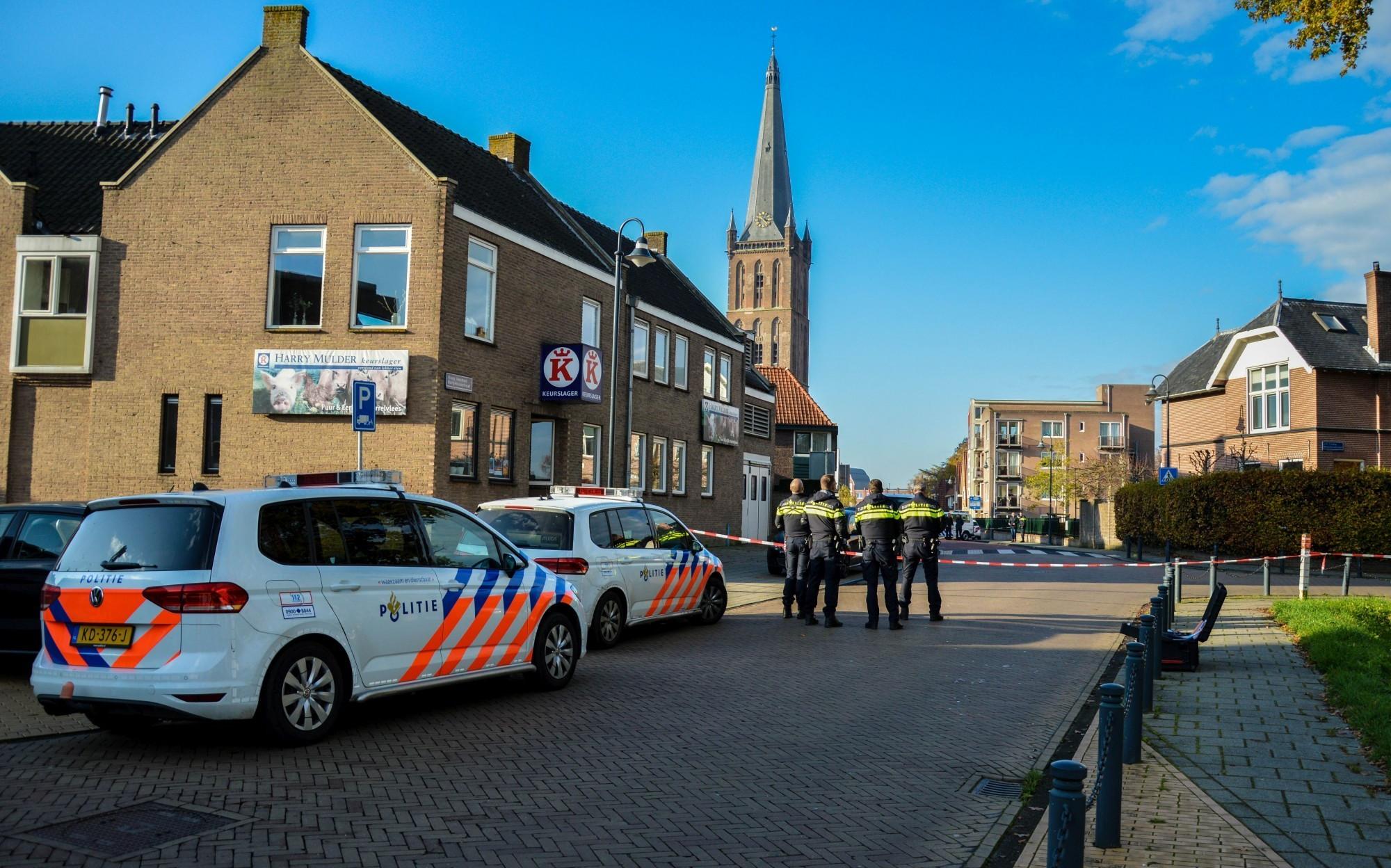 De politie sloot de volgende dag de Weemstraat, de Tromp Meestersstraat en een deel van de Burgemeester Goeman Borgesiusstraat af voor onderzoek. De politie sloot de volgende dag de Weemstraat, de Tromp Meestersstraat en een deel van de Burgemeester Goeman Borgesiusstraat af voor onderzoek.