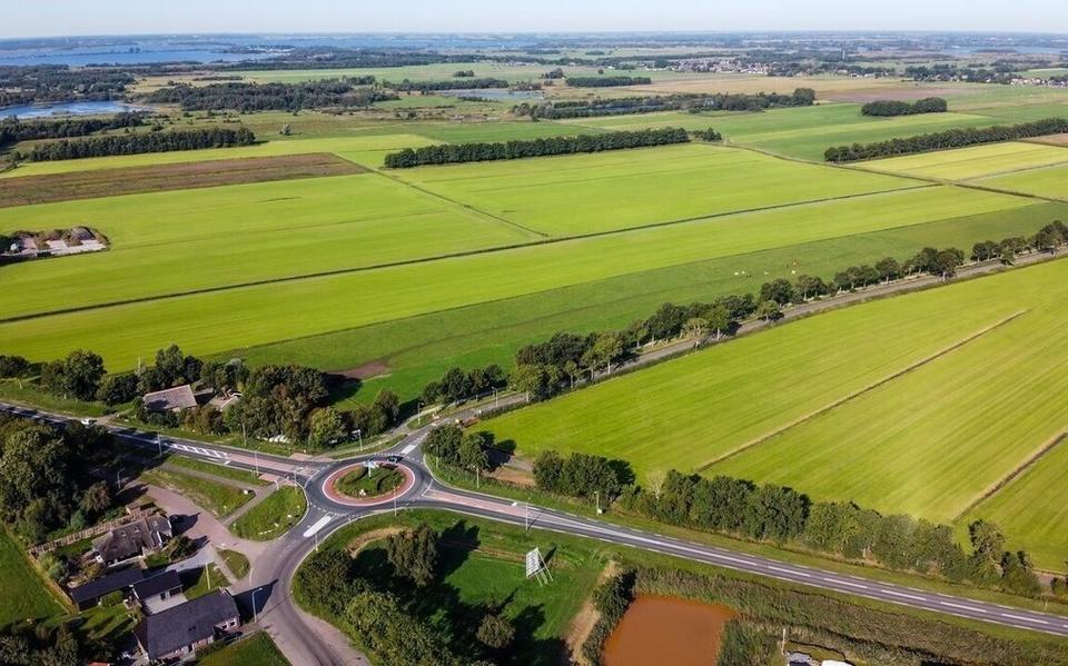 De  locatie van het zonnepark aan de Zomerdijk tussen Wanneperveen en Meppel. De komst er van ging niet zonder slag of stoot.