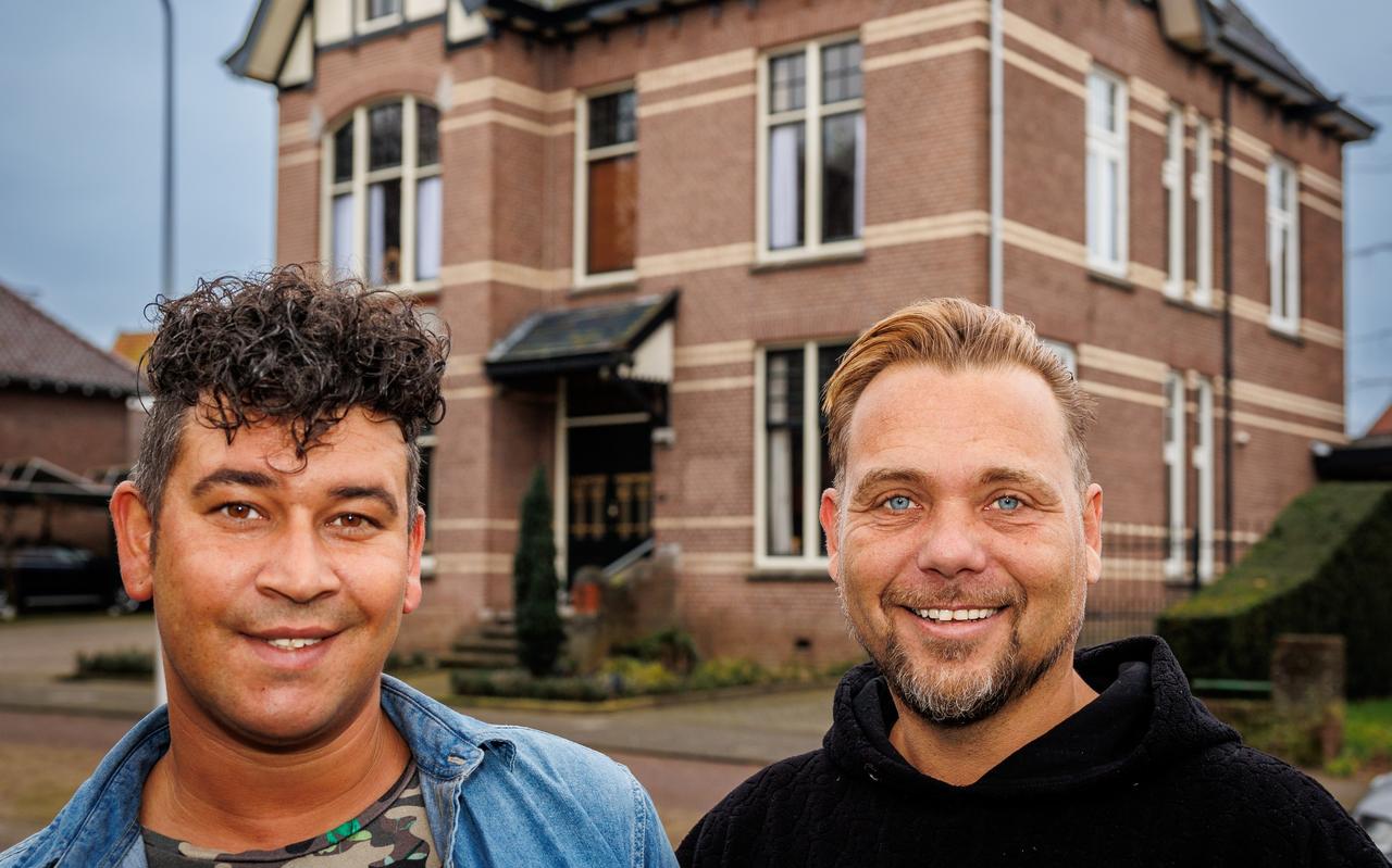 Rick Jellema (l) en Patrick Jongschaap voor het huis van hun dromen aan de Meppelerweg in Steenwijk. Rick Jellema (l) en Patrick Jongschaap voor het huis van hun dromen aan de Meppelerweg in Steenwijk.
