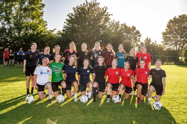 Voetbaltrainer Jan Mulder komt zondag met vrouwenselectie Steenwijkerland United in actie tegen dame