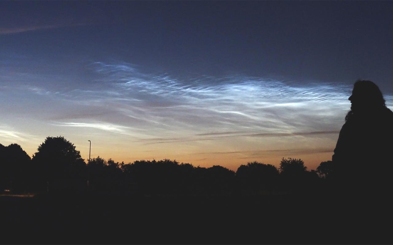 Lichtende nachtwolken in de nacht van 20 op 21 juni 2022, gefotografeerd vanuit Noordwest-Overijssel.