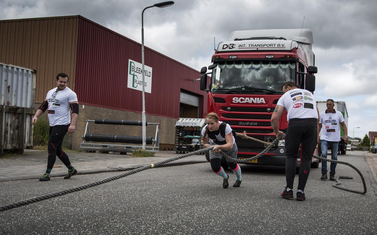 Elisa Hessels tijdens een truckpull tijdens de kwalificatie Sterkste Vrouw van Nederland in 2019. Links staat vriend Stefan Lescher.