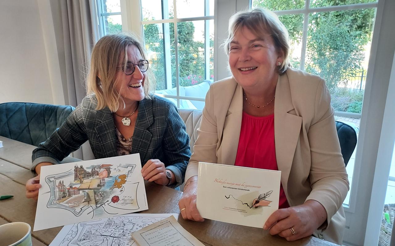 Harriet Kalthof (links) en Annemarie Schoemakers tonen een illustratie en de omslag van het boekje 'Blokzijls meisje met de ganzenveer'.