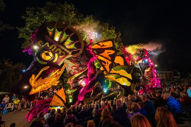 Corso Sint Jansklooster schittert in het donker