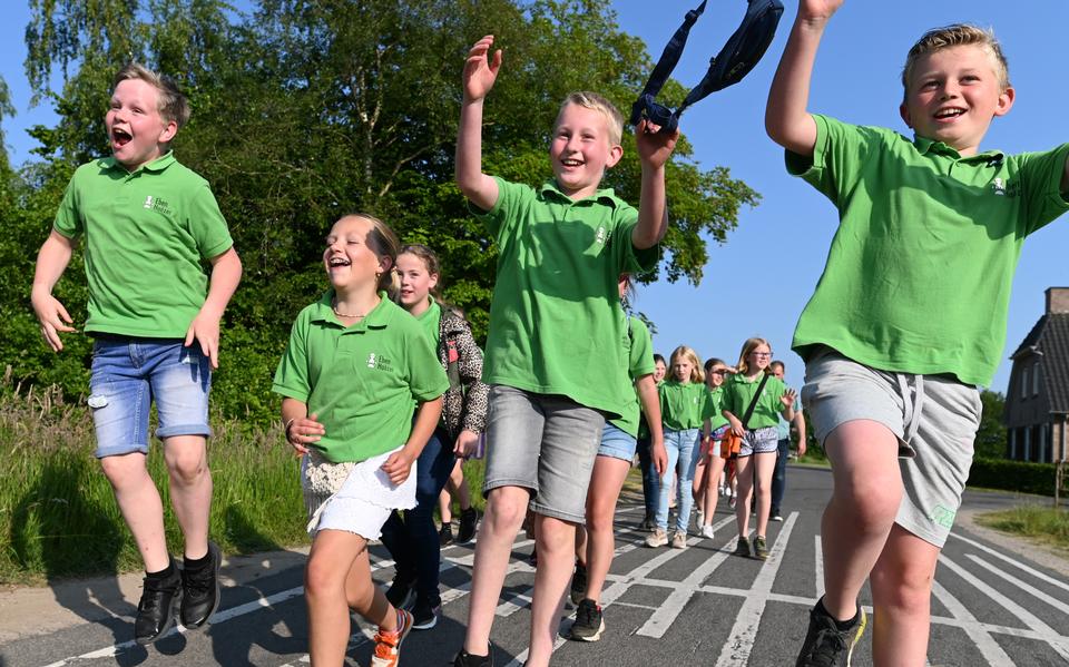 Vrolijk beginnen wandelaars aan de wandelvierdaagse in Sint Jansklooster. .