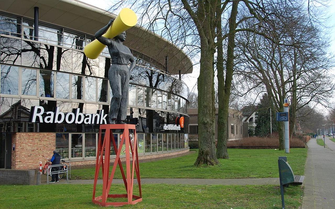 Het beeld van Gerard Groenewoud bij het Rabobankgebouw in Steenwijk. 