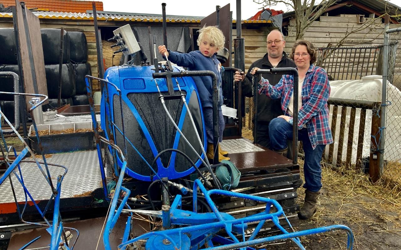 Johan en Yfke de Dood: blij met deze machine waarmee ze op lastig begaanbare plekken konden komen. Johan en Yfke de Dood: blij met deze machine waarmee ze op lastig begaanbare plekken konden komen.