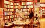Rina Stam overhandigt haar boek aan de eigenaar van boekhandel Riemer Barth in Meppel.