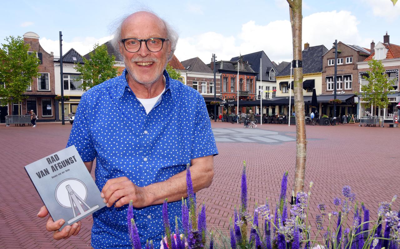Auteur Douwe van der Helm toont met trots zijn boek in hartje Steenwijk.