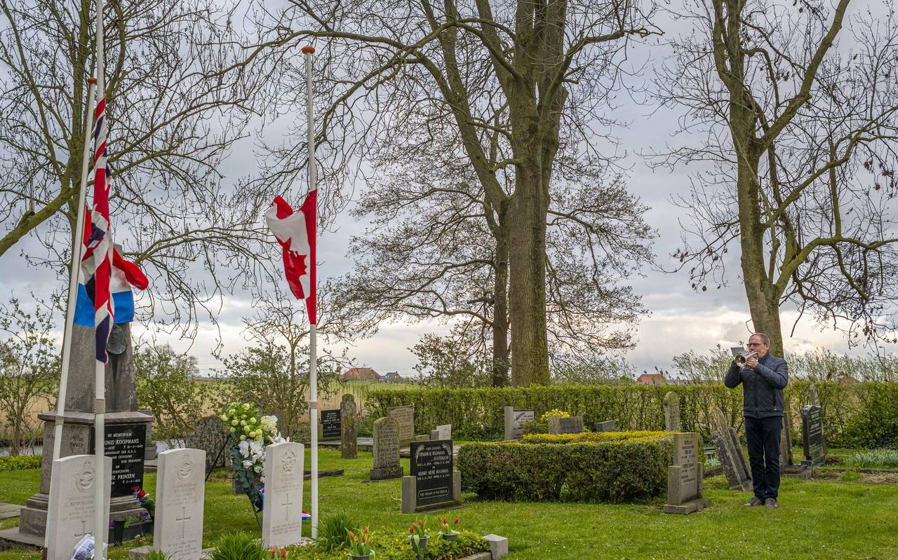 Jaap Lok en zijn trompet op de begraafplaats van Kuinre, bij de oorlogsgraven. Jaap Lok en zijn trompet op de begraafplaats van Kuinre, bij de oorlogsgraven.