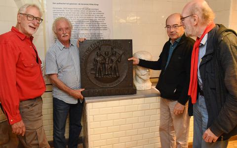 De bronzen plaquette werd door Hildo Krop gemaakt ter gelegenheid van het dertigjarig bestaan van 'De Tribune'.