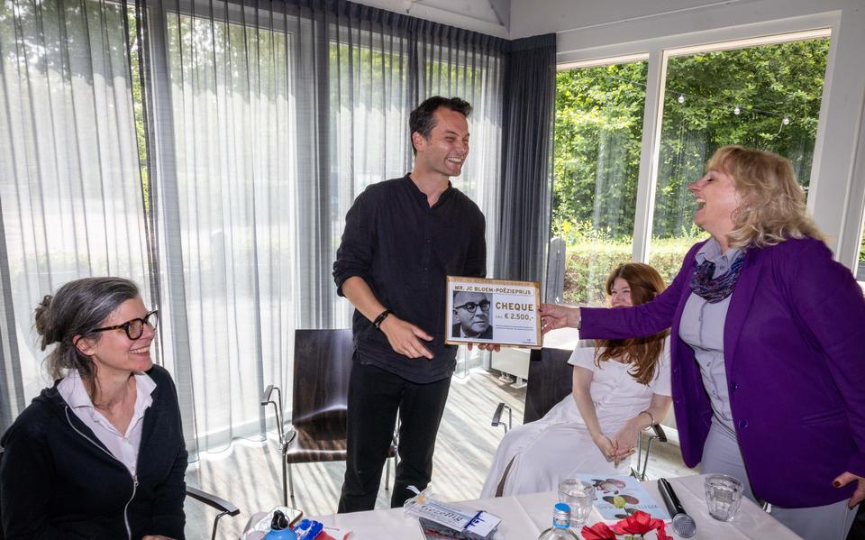 Robin Block krijgt de Mr. J.C. Bloem poëzieprijs van wethouder Trijn Jongman.