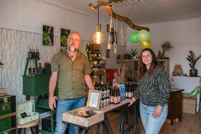 Eric (48) en Kim (44) starten winkel in Sint Jansklooster: Holy Hop cadeaushop. ‘De plant fascineert