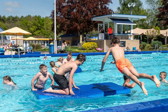 Zonnige meivakantie zorgt voor waterpret in buitenbaden