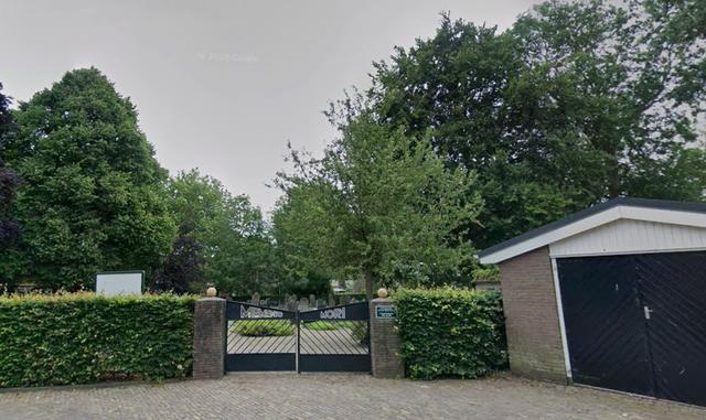 Automobilist raakt onwel en rijdt begraafplaats Blokzijl op: meerdere grafmonumenten beschadigd