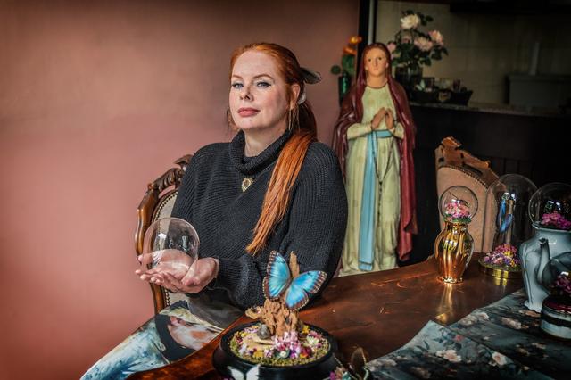 Mariska (47) uit Steenwijk maakt herinneringswerk met vlinders, bloemen én as. ‘Fifoldara is een ode
