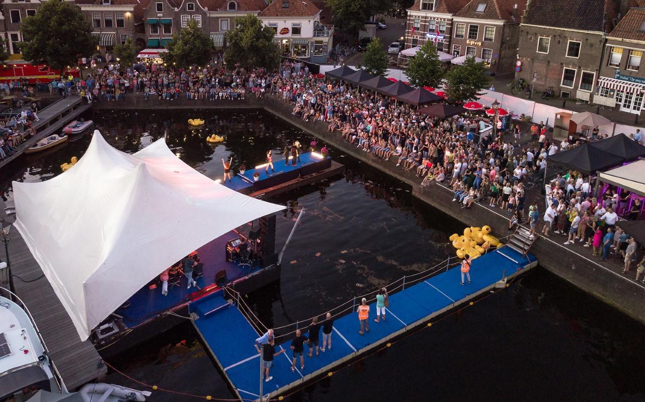 De artiesten die tijdens het Muziekfestival op 11 juni op het drijvende podium in Blokzijl staan, zijn bekend gemaakt.