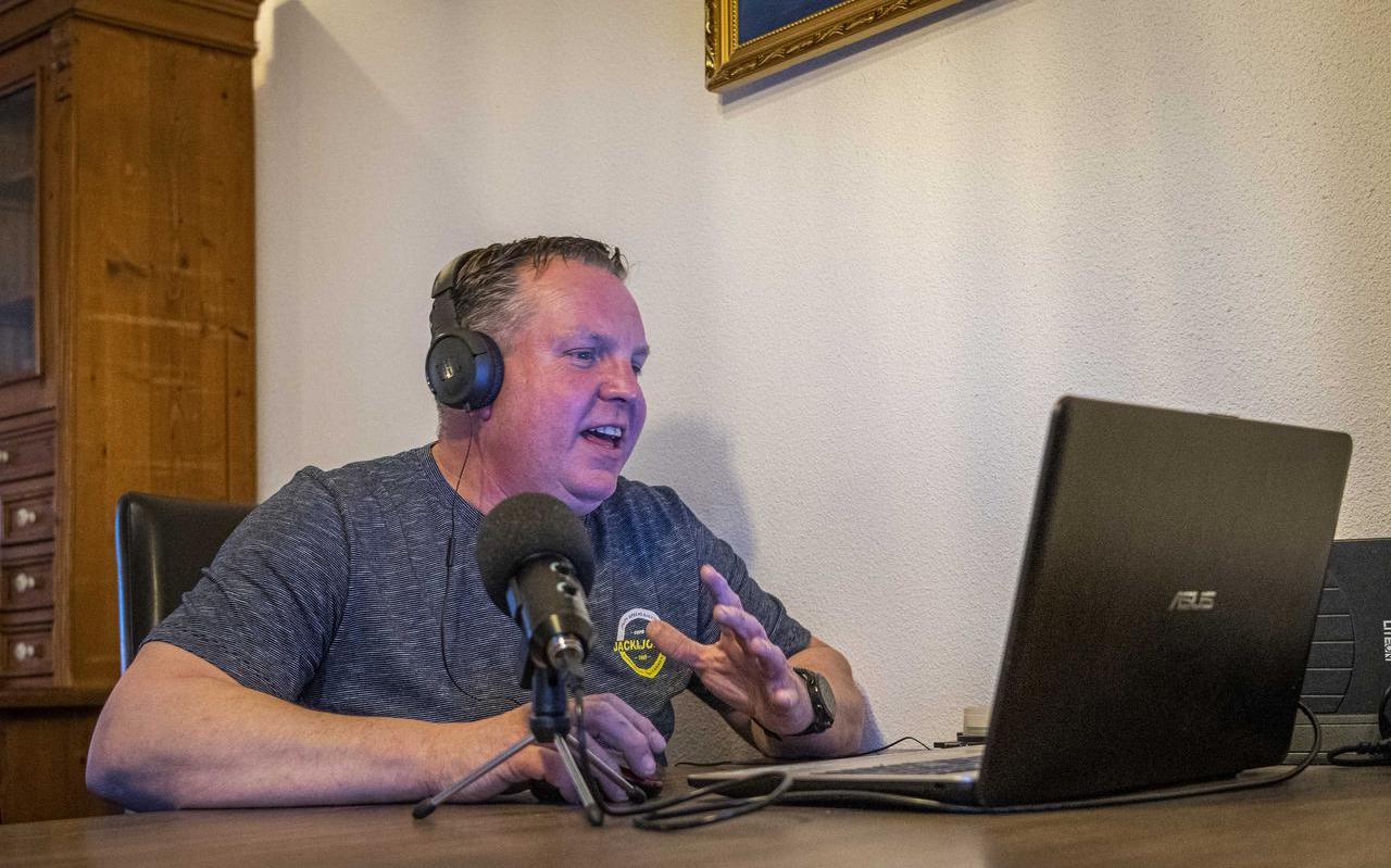 Marco Bisschop volgt de koorrepetities bij via zijn laptop. Marco Bisschop volgt de koorrepetities bij via zijn laptop.